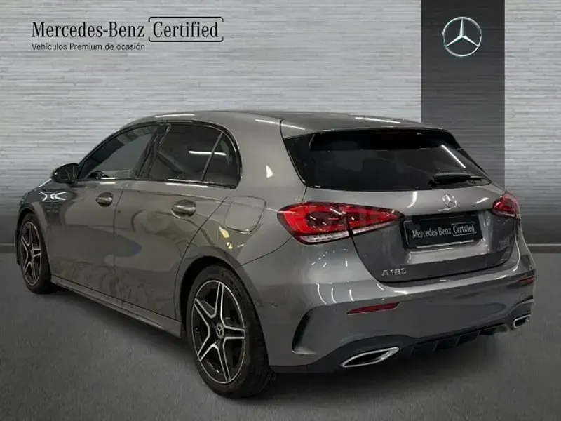 Usado Mercedes A180 136 CV (100 kW) 2022 Gris / plata Berlina