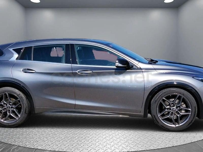 Usado Infiniti Q30 Sport Tech 211 CV (155 kW) 2017 Gris / plata Berlina