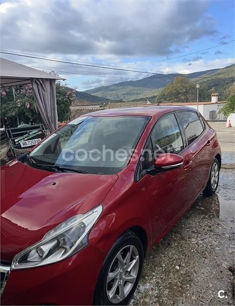 Usado Peugeot 208 Access 82 CV (60 kW) 2015 Rojo Utilitario