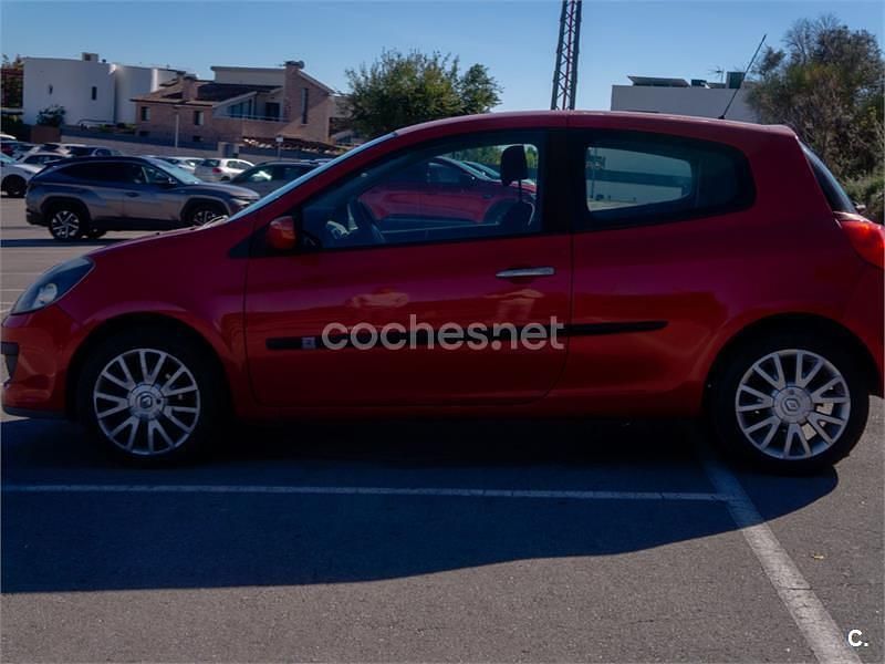 Usado Renault Clio II Dynamique 100 CV (73 kW) 2006 Rojo Berlina