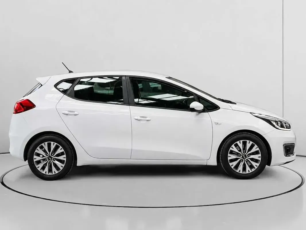 Usado Kia Ceed Plus 99 CV (72 kW) 2018 Blanco Utilitario