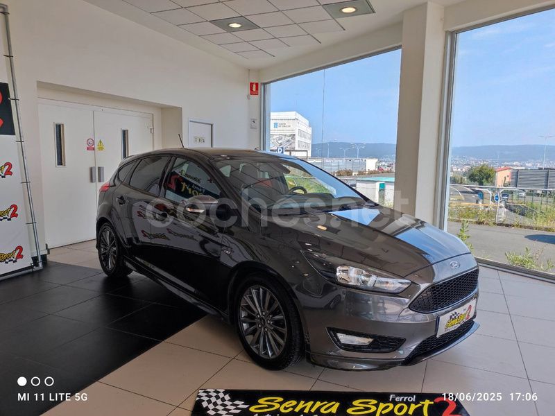 Gris / plata Usado 2017 Ford Focus ST-Line Berlina | 11.900 € (Precio justo) - Imagen 1/4