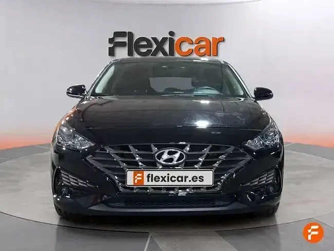 Usado Hyundai i30 110 CV (80 kW) 2024 Negro Berlina