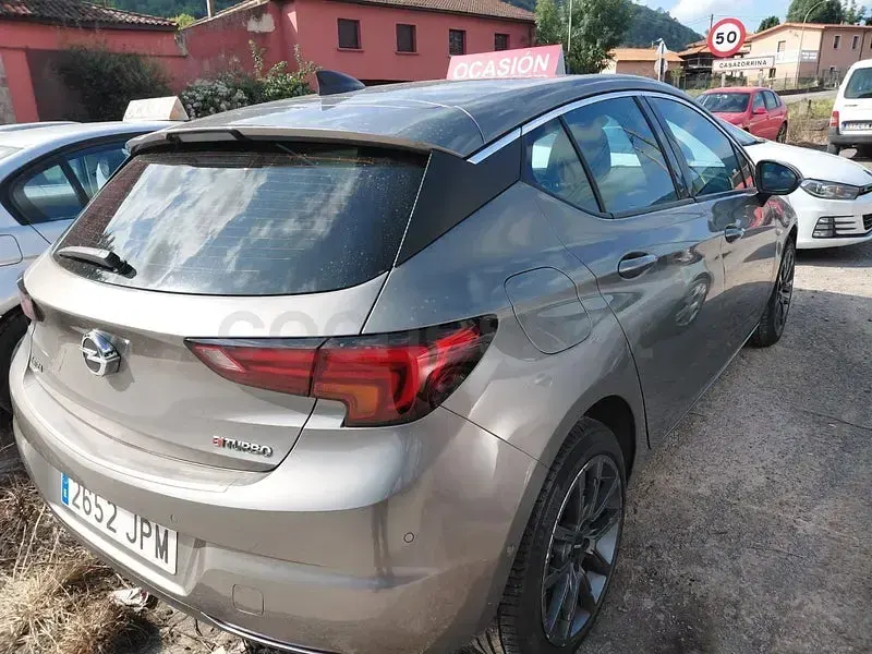 Usado Opel Astra Dynamic 160 CV (117 kW) 2016 Gris / plata Berlina