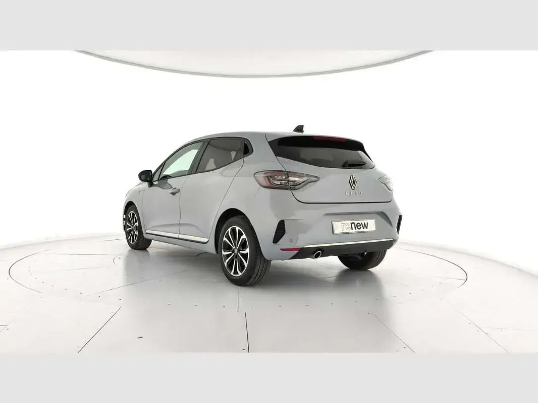 Usado Renault Clio Techno 114 CV (83 kW) 2025 Gris Utilitario