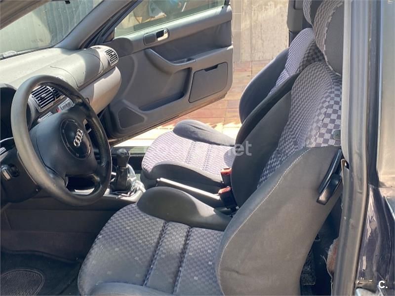 Usado Audi A3 Attraction 150 CV (110 kW) 1998 Negro Utilitario