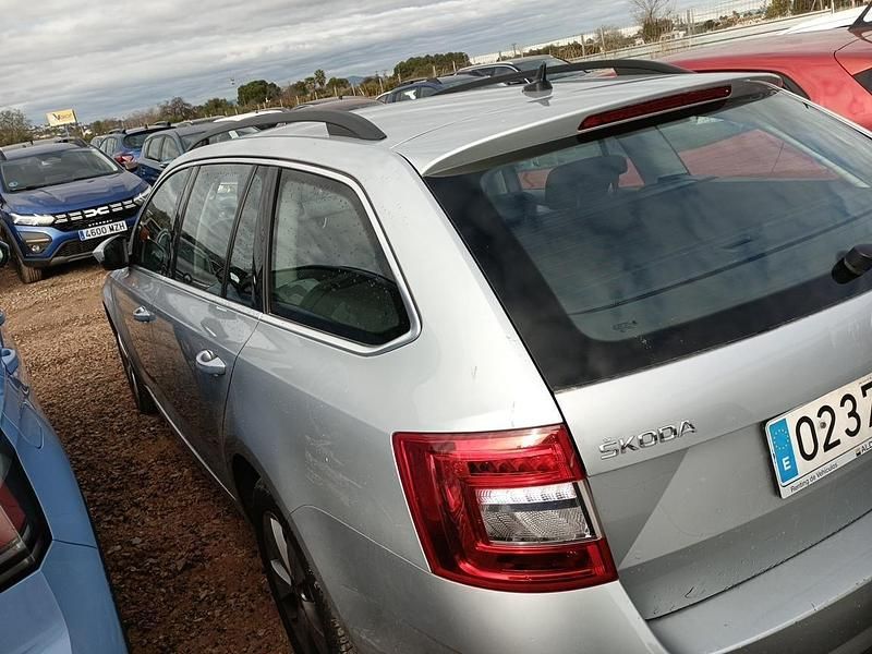 Usado Skoda Octavia Ambition 130 CV (95 kW) 2020 Gris Familiar
