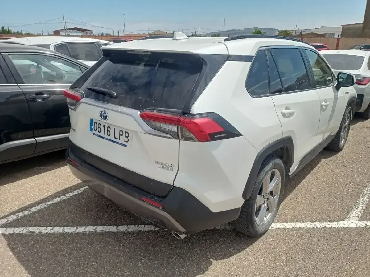 Usado Toyota RAV4 Advance 218 CV (160 kW) 2021 Blanco SUV