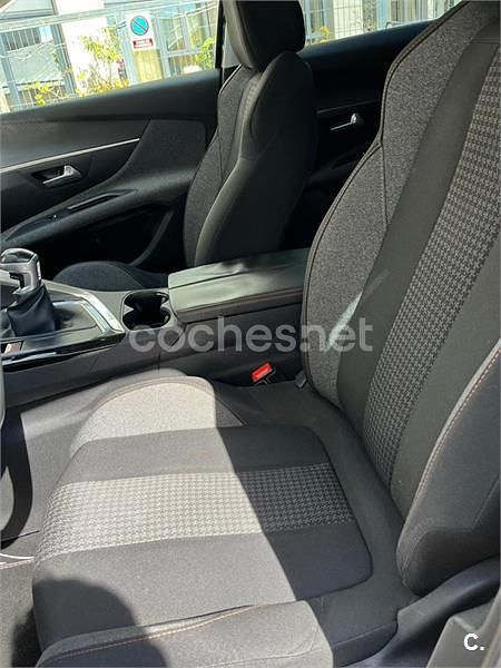 Usado Peugeot 3008 Allure 120 CV (88 kW) 2017 Negro SUV