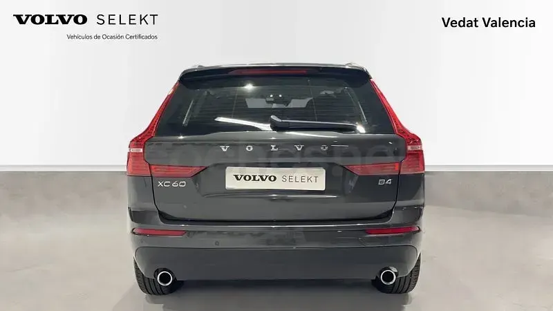 Usado Volvo XC60 Momentum 197 CV (144 kW) 2021 Gris / plata SUV