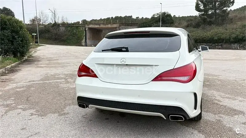 Usado Mercedes CLA200 Shooting Brake AMG line 136 CV (100 kW) 2016 Blanco Familiar