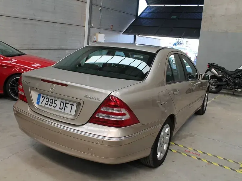 Usado Mercedes C240 Elegance 170 CV (125 kW) 2005 Beige Berlina