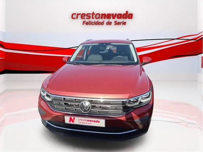 Usado VW Tiguan Life 150 CV (110 kW) 2021 Rojo SUV