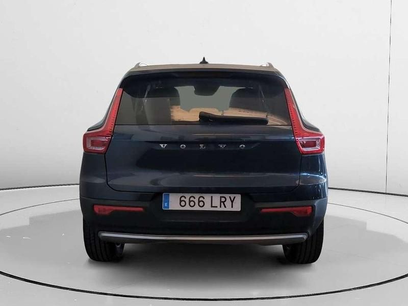 Käytetty Volvo XC40 Momentum 163 HP (119 kW) 2021 Valkoinen Katumaasturi