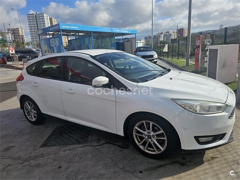 Usado Ford Focus Trend 125 CV (91 kW) 2015 Blanco Berlina