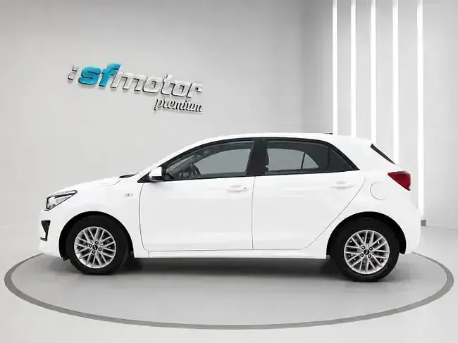 Usado Kia Rio 84 CV (61 kW) 2022 Blanco Berlina