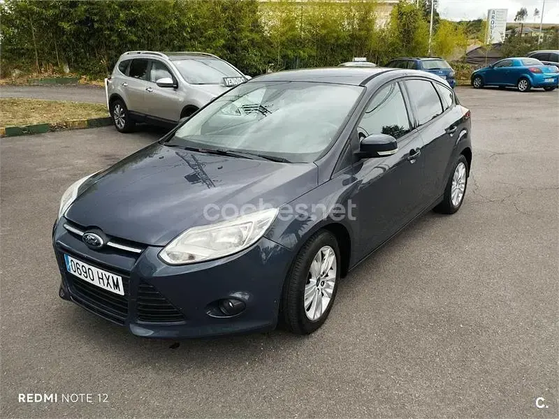 Usado Ford Focus Trend 115 CV (84 kW) 2014 Gris / plata Berlina