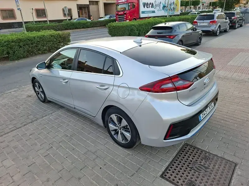 Usado Hyundai Ioniq Style 141 CV (103 kW) 2018 Gris / plata Utilitario