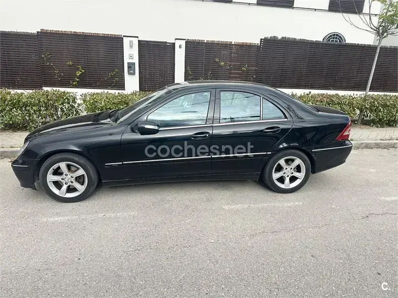 Usado Mercedes C220 Avantgarde 143 CV (105 kW) 2005 Negro Berlina