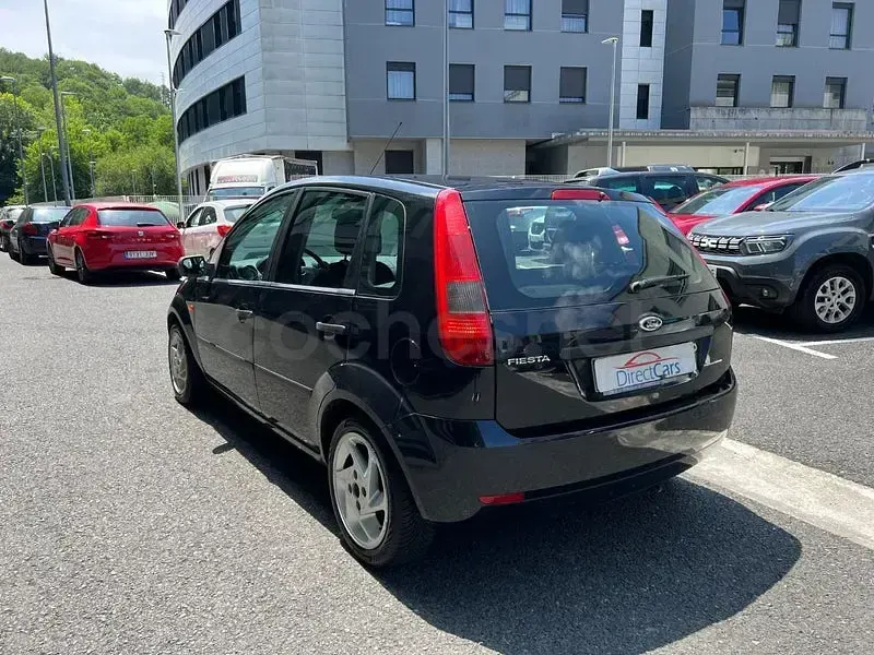 Usado Ford Fiesta Trend 100 CV (73 kW) 2005 Negro Utilitario