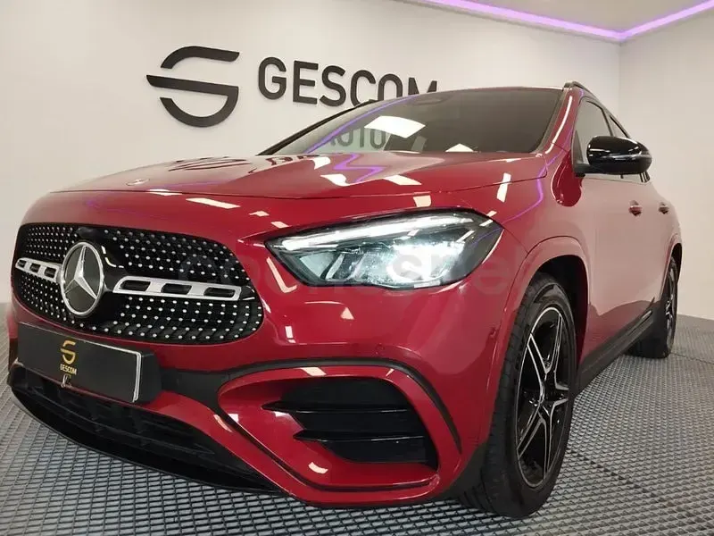 Usado Mercedes GLA200 150 CV (110 kW) 2023 Rojo SUV