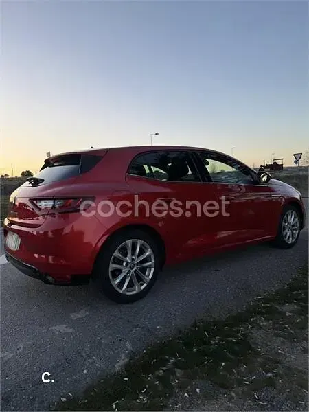 Usado Renault Mégane Zen 110 CV (80 kW) 2017 Rojo Berlina