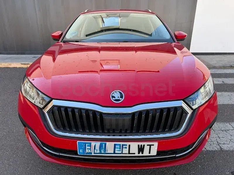 Usado Skoda Octavia Style 150 CV (110 kW) 2022 Rojo Familiar