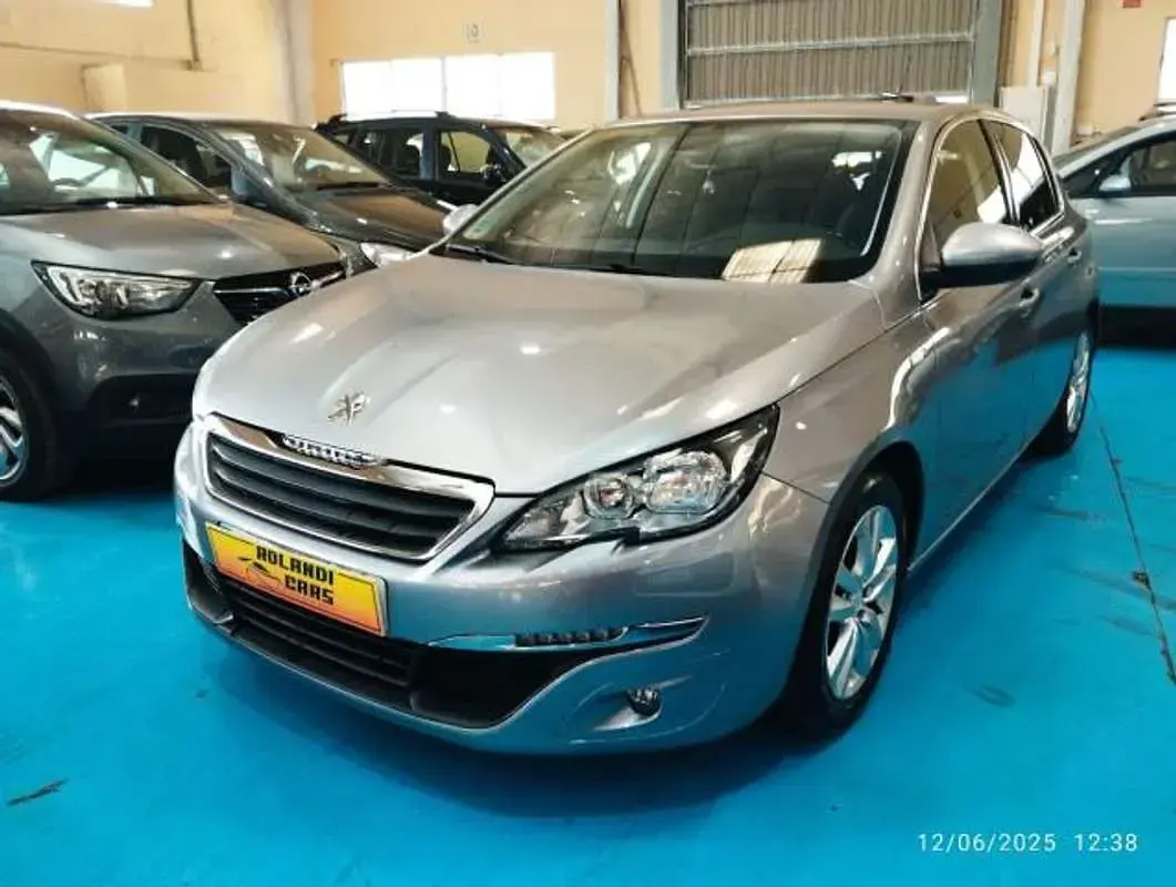 Usado Peugeot 308 Active 131 CV (96 kW) 2015 Gris / plata Berlina