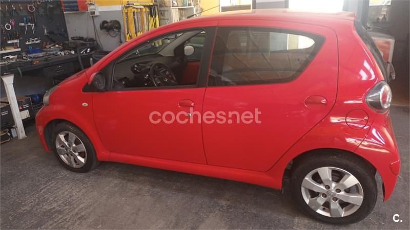 Usado Toyota Aygo City 68 CV (50 kW) 2013 Rojo Utilitario
