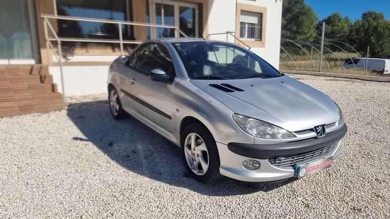 Usado Peugeot 206 109 CV (80 kW) 2002 Gris Descapotable