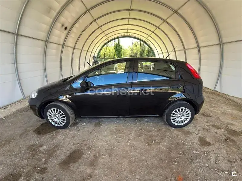 Usado Fiat Punto 69 CV (50 kW) 2018 Negro Utilitario