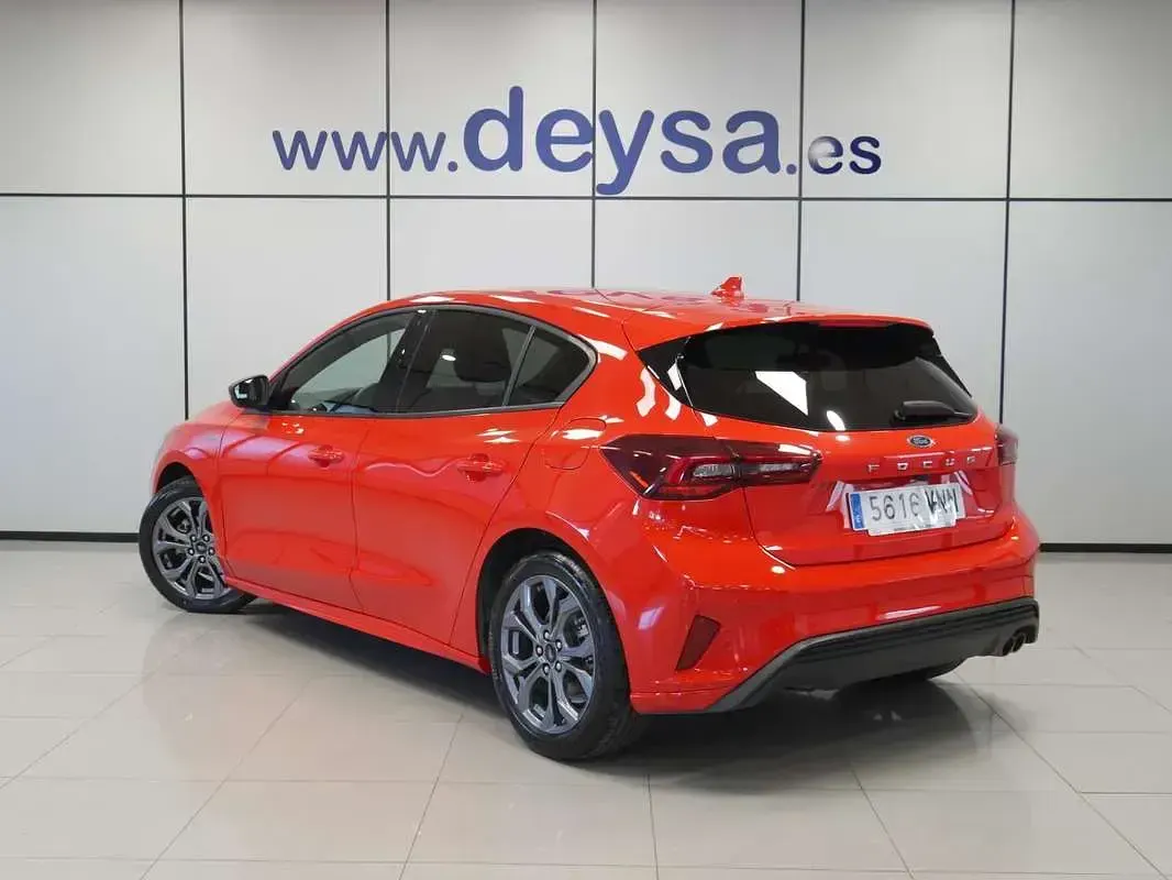 Usado Ford Focus ST-Line 125 CV (91 kW) 2024 Rojo Utilitario