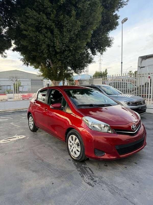 Rojo Usado 2014 Toyota Yaris Active Utilitario | 11.500 € (Precio justo) - Imagen 1/4