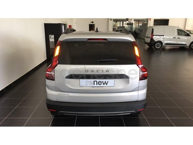 Usado Dacia Jogger Extreme 100 CV (73 kW) 2022 Gris / plata Monovolumen