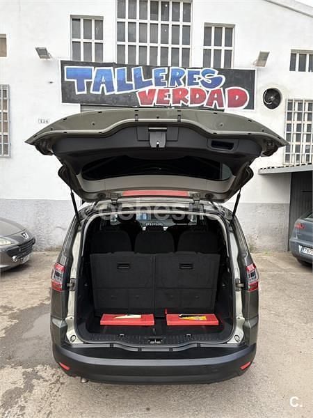 Begagnad Ford S-MAX Trend 140 HK (102 kW) 2011 Brun Minibuss
