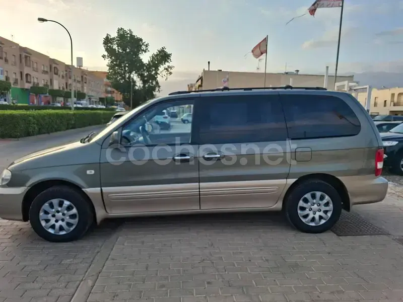 Usado Kia Carnival LX 150 CV (110 kW) 2004 Gris / plata Monovolumen