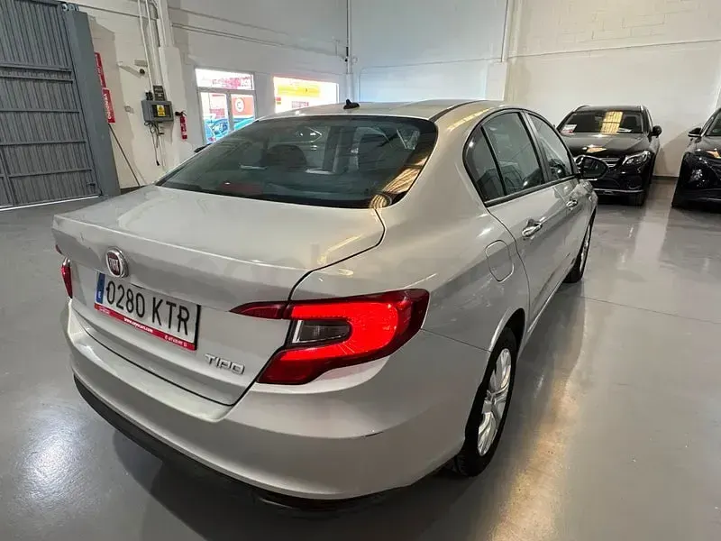 Usado Fiat Tipo Street 95 CV (69 kW) 2019 Gris / plata Berlina
