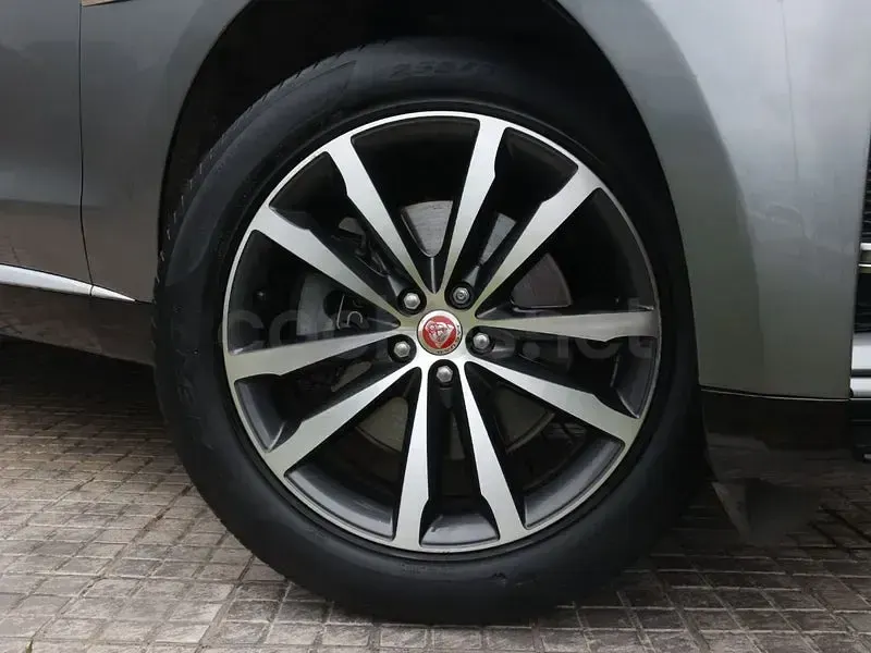 Usado Jaguar F-Pace R-Dynamic 204 CV (150 kW) 2023 Gris / plata SUV
