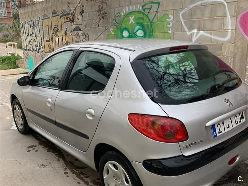 Usado Peugeot 206 70 CV (51 kW) 2003 Gris / plata Berlina