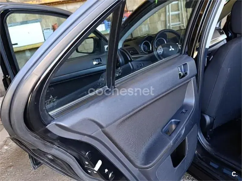 Usado Mitsubishi Lancer Sportback Invite 140 CV (102 kW) 2009 Negro Berlina