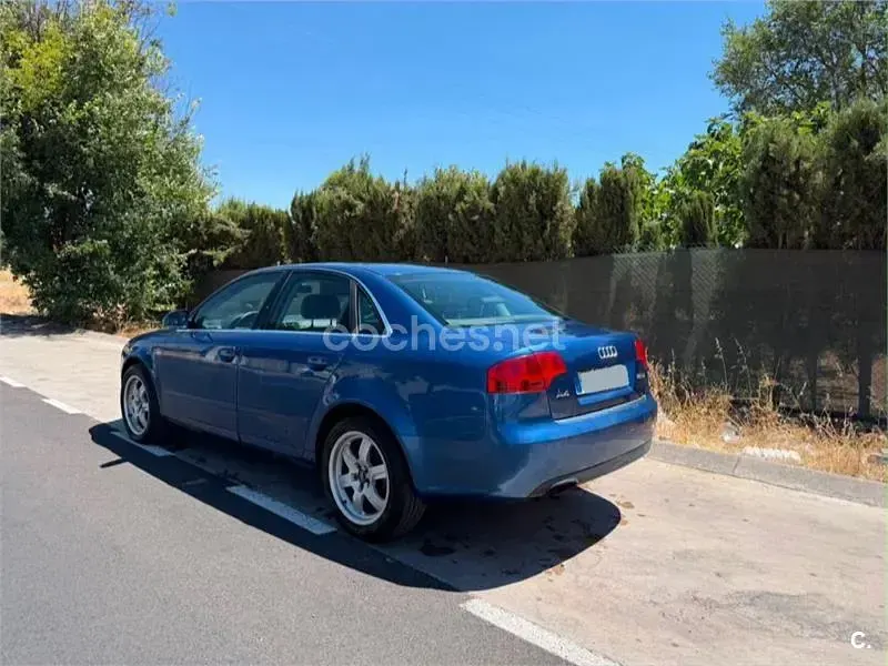 Usado Audi A4 140 CV (102 kW) 2005 Azul Berlina