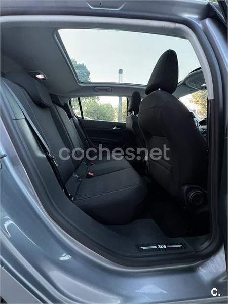 Usado Peugeot 308 Access 100 CV (73 kW) 2016 Gris / plata Berlina