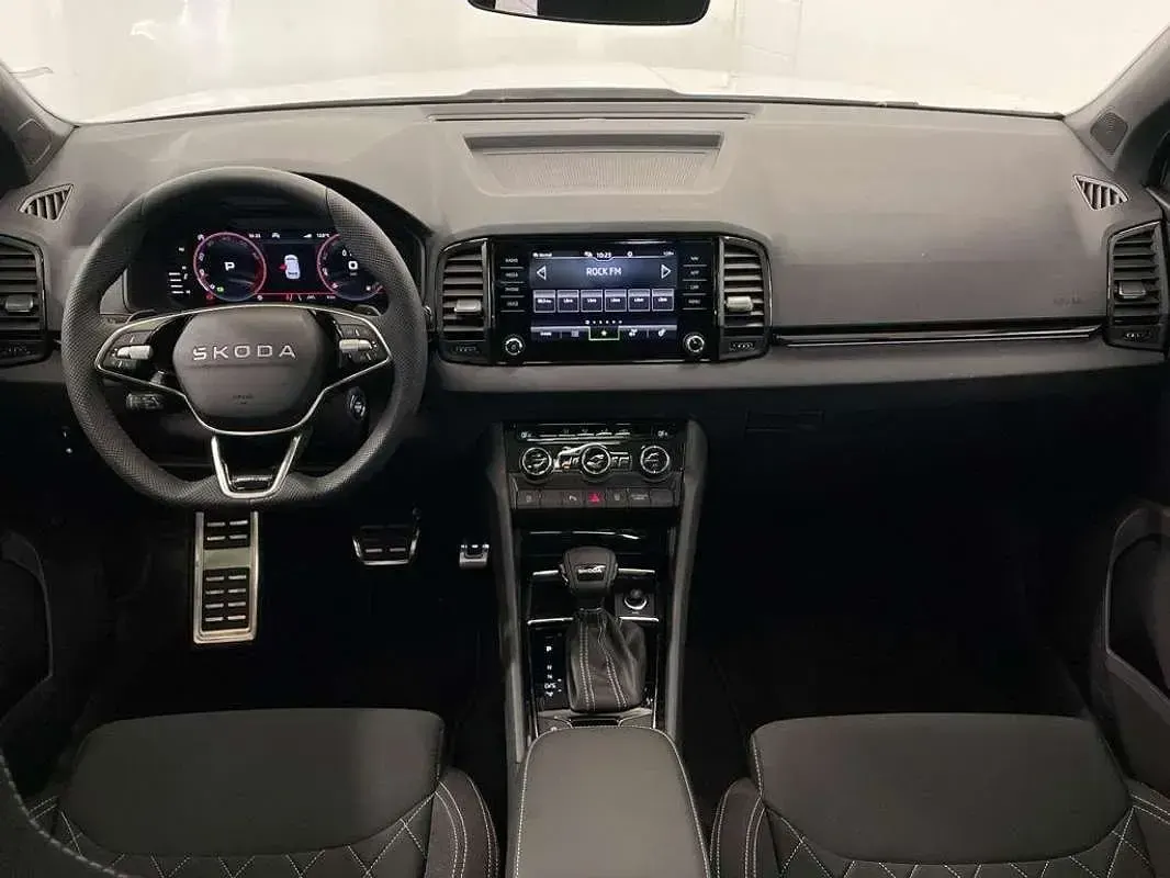 Usado Skoda Karoq SportLine 150 CV (110 kW) 2025 Blanco SUV