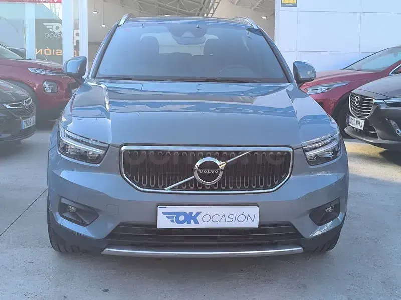 Usado Volvo XC40 Momentum 129 CV (94 kW) 2021 Gris / plata SUV