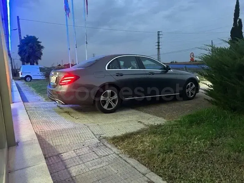 Usado Mercedes E220 194 CV (142 kW) 2017 Gris / plata Berlina
