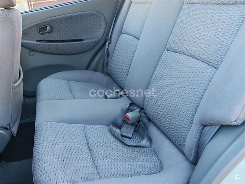 Usado Kia Rio 98 CV (72 kW) 2002 Gris / plata Berlina