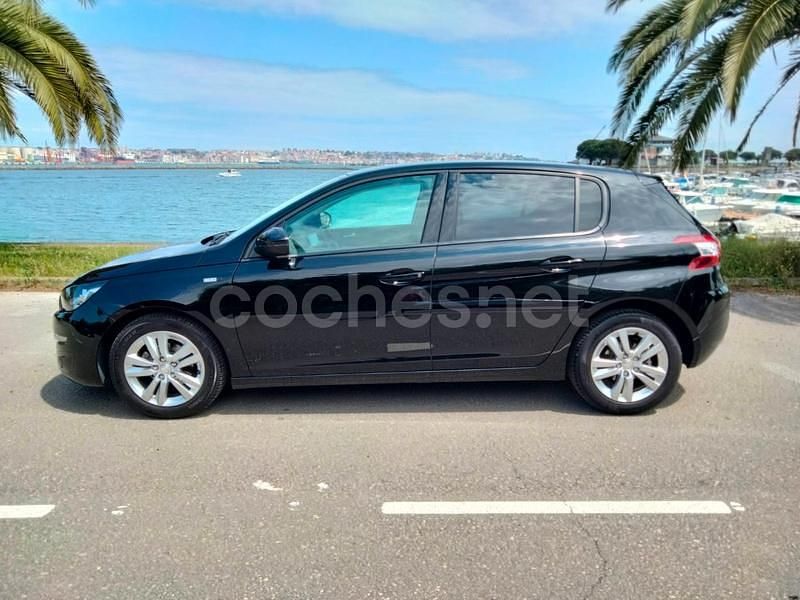 Usado Peugeot 308 Style 100 CV (73 kW) 2017 Negro Berlina