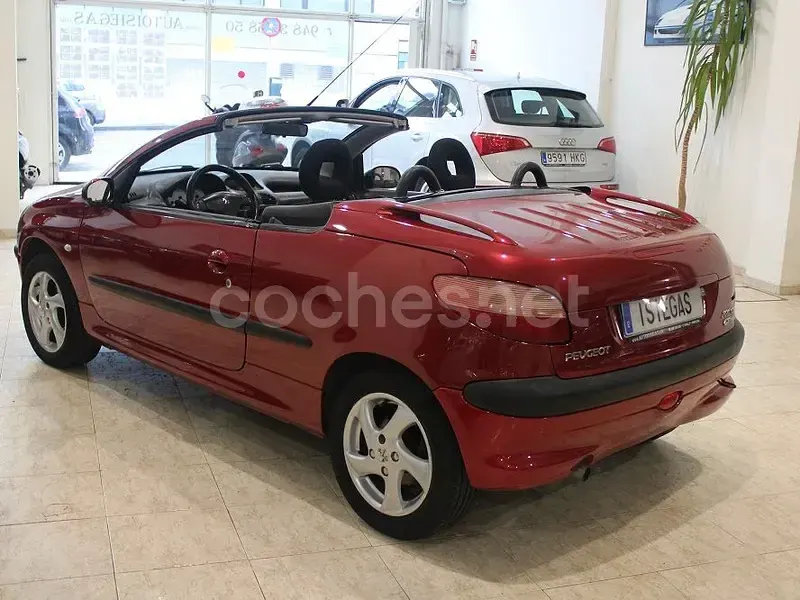 Usado Peugeot 206 110 CV (80 kW) 2001 Granate Descapotable