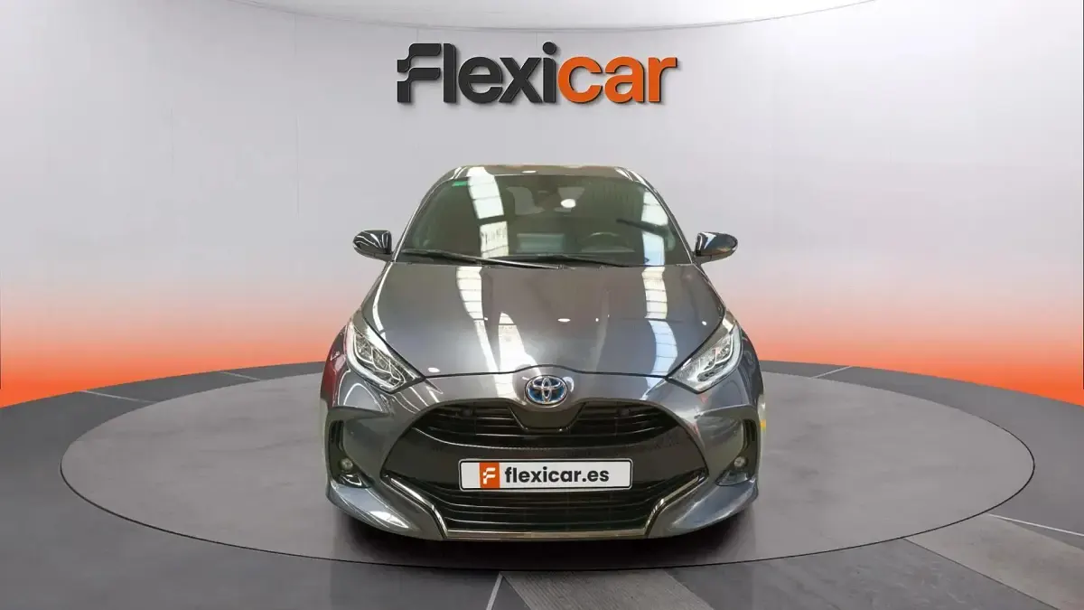 Usado Toyota Yaris Hybrid Active 116 CV (85 kW) 2022 Gris Berlina
