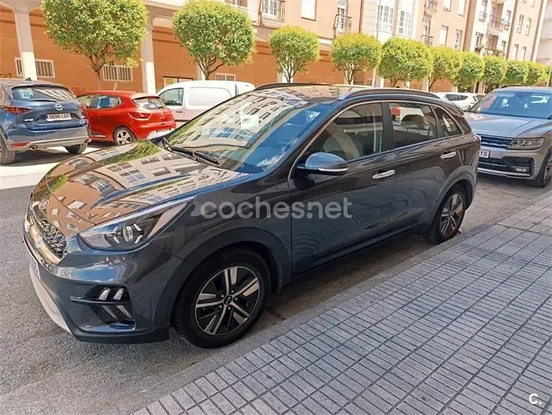 Usado Kia Niro 141 CV (103 kW) 2019 Gris / plata SUV